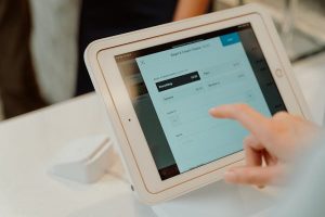 Caisse enregistreuse certifiée : garantir conformité et sécurité