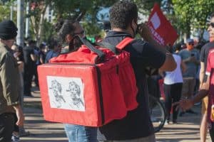 Quels sont les avantages et inconvénients du métier de livreur Uber Eats?