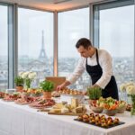 Table de buffet traiteur dressée élégamment pour un événement d'entreprise dans un bureau moderne parisien