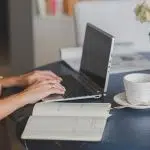 Connaître les critères de choix d'un courtier en ligne grâce aux blogs sur la thématique