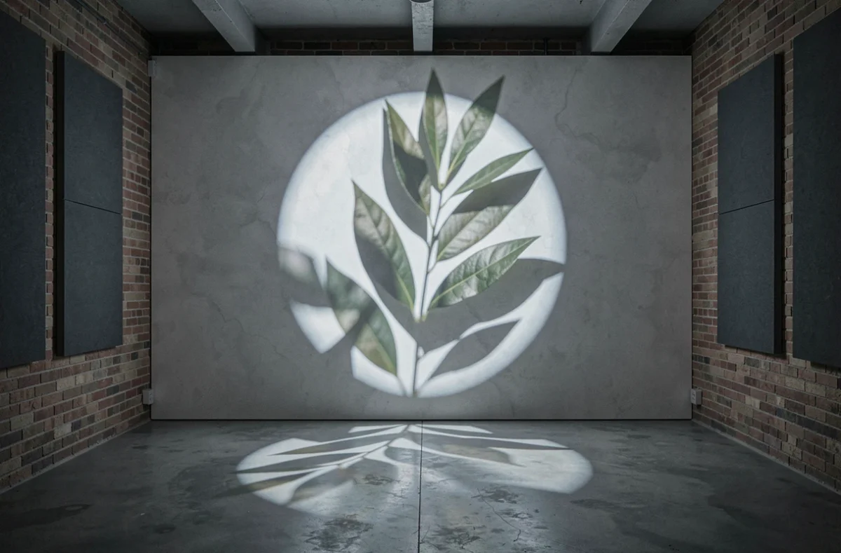 Projection gobo floue et mal alignée sur un mur de salle événementielle illustrant les erreurs d'installation courantes