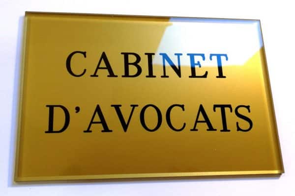 Quelle plaque signalétique choisir pour un avocat ?