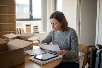 Femme organisée vérifiant sa liste de déménagement