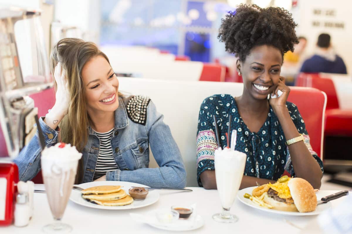 Comment animer un repas assis avec des idées ludiques pour une soirée inoubliable ?